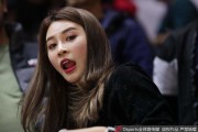 李根娇妻场边观战展笑颜 硬汉背后的温柔力量