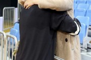 别离五个月的拥抱：孟达返乡携孕妻赛场诉相思