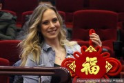 立陶宛冬日的暖阳：莫泰娇妻手执福字，笑靥如花映照齐鲁之心