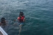 王汝恒携女友海边惬意度假 潜水烧烤秀霸气纹身