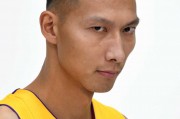 紫金战袍再披肩：易建联湖人媒体日写真全记录