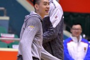 辽篮客战前夕温情一幕 郭艾伦韩德君场边细语叙旧