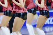 季后赛激战正酣 篮球宝贝热舞点燃全场激情