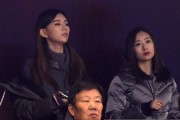 赛场边的焦点：丁彦雨航女友观战神情紧绷，见证山东主场大捷