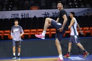 深圳男篮轻松备战迎联赛，李慕豪搞怪大笑成开心果