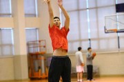 广东男篮春节前最后一练 易建联秀腹肌迪奥古萌态可掬