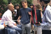 马布里纽约大学温情之旅：泪别北京球迷，赠予平价球鞋传递中国梦