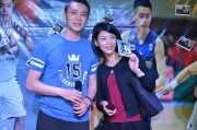 光影见证：杨鸣与粉丝的夏日之约，自拍定格“第一帅”的温情瞬间