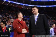 姚明赠袍，易建联接过的不仅是荣誉更是中国男篮的火炬