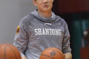 丁彦雨航备战鲁粤大战频现呆萌瞬间 训练场外再成表情包新宠