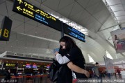 痴心守候只为那一眼，三名女球迷机场含泪寄语郭艾伦