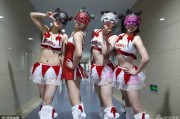 四姐妹面具写真：俏皮热舞与圣诞红色诱惑