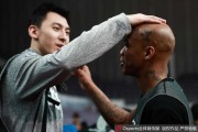 京城德比温情一幕：马布里重回故地，与首钢老队友深情相拥