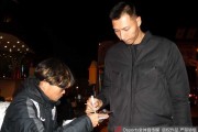齐鲁烽火再燃：广东宏远众将兵临济南，山东球迷热情相迎
