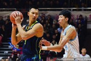 疆粤大战烽火再燃，易建联与周琦禁区争霸演绎传奇对决