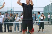 吴亦凡突袭南京高校球场，隔网相望难挡帅气，引尖叫无数