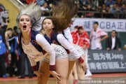 广州篮球宝贝热舞燃爆羊城 长腿翘臀演绎赛场活力