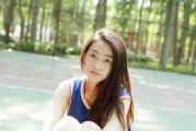 泳池边的傲娇比心：邻家女孩王艺诺的复古休闲时光