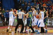 青岛寒夜中的火爆一幕：陈江华遭“暗拳”拂面，瞬间引爆赛场冲突