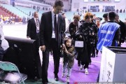 辽篮主场取胜后温暖一幕 郭士强怀抱爱女共享荣耀时刻