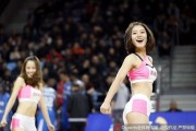 长发飘飘燃动冰城 篮球宝贝倾情热舞为东北虎添翼