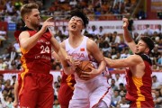 赛场兄弟情与老将担当：中国男篮的热血瞬间