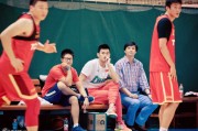 泳坛飞鱼恋上篮球场 孙杨探班男篮引跨界遐想