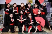 红扇摇曳燃赛场，篮球宝贝演绎青春热舞风情