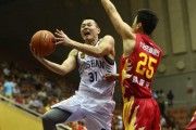 篮下风云录：回望CBA二〇一五季的内线搏杀与激情瞬间
