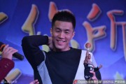 郭艾伦携父母出席签售，定制版人偶手机套尽显可爱范