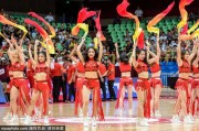 蓉城篮球夜 扇舞展风华：国际男篮赛场的中国风啦啦队