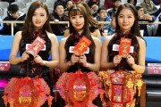 火红春节里的旗袍精灵：辽宁啦啦宝贝热舞助威，传统与性感的完美碰撞