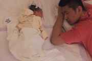 铁汉柔情 辽篮冠军中锋卫猛喜得贵子 怀抱幼子画面温馨