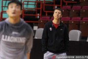 辽宁男篮赛前现温馨一幕 巴斯爱子场边秀球技