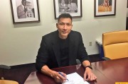 易建联重返NBA加盟湖人，自信微笑开启紫金新篇章