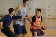 郭家军春节特训：老爸大帽郭艾伦，堂兄弟肉搏战温情上演