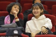 寒冬里的一抹亮色：美女球迷助阵，见证山东高速加时复仇广厦