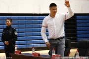 辽篮名宿贺天举与足球旗帜肇俊哲跨界同框，温情互动点亮公益之路