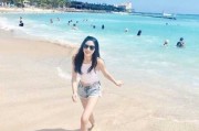 云端天使邂逅蔚蓝：空姐与海边的夏日诗篇