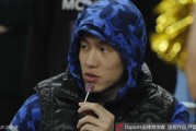 秋日暖阳下的球场童趣：郭艾伦热身赛“全副武装”吃糖记