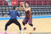 翟晓川缠绷带亮相训练场 北京首钢迎魔鬼赛程