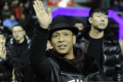 宋小宝化身辽篮吉祥物，身披14号战袍为“兄弟”哈德森呐喊助威