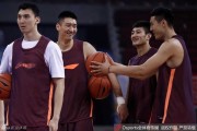 京城篮球记忆：镜头下的首钢众将，备战中的团结与笑颜