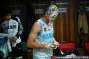 蛋糕“拍”出铁汉柔情，西热力江生日宴上的“甜蜜”袭击与温情回眸