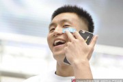 郭艾伦的招牌笑容与暖心瞬间：记录“亚洲第一控卫”的宠粉时刻