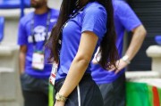 男篮亚洲杯险胜伊拉克 场边美女球迷与萌娃抢镜