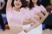 天山玫瑰为篮球疯：新疆夺冠夜，最美空姐的活力庆祝