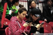 疆辽大战温情一幕：李根爱妻丸子头造型惊艳看台