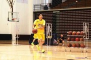 飞人跨界变身神投手 刘翔身披湖人二十四号致敬科比