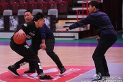 父子兵齐上阵：郭艾伦本溪备战季后赛，老爸客串陪练宝刀不老